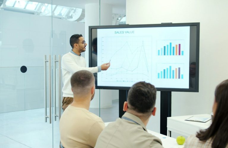 Digitale Verkaufsreports sind für uns als Vorreiter der Immobilienwirschaft ein Instrument um unseren Eigentümern den Verkaufsstatus. Laptop mit Datenanalysen auf dem Tisch, neben einer Tasse und Notizblöcken.